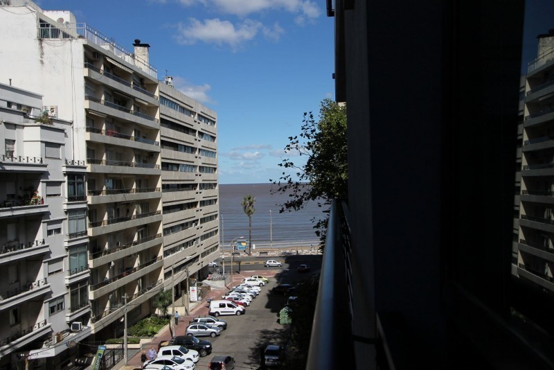 En el centro de POCITOS con vista al río.